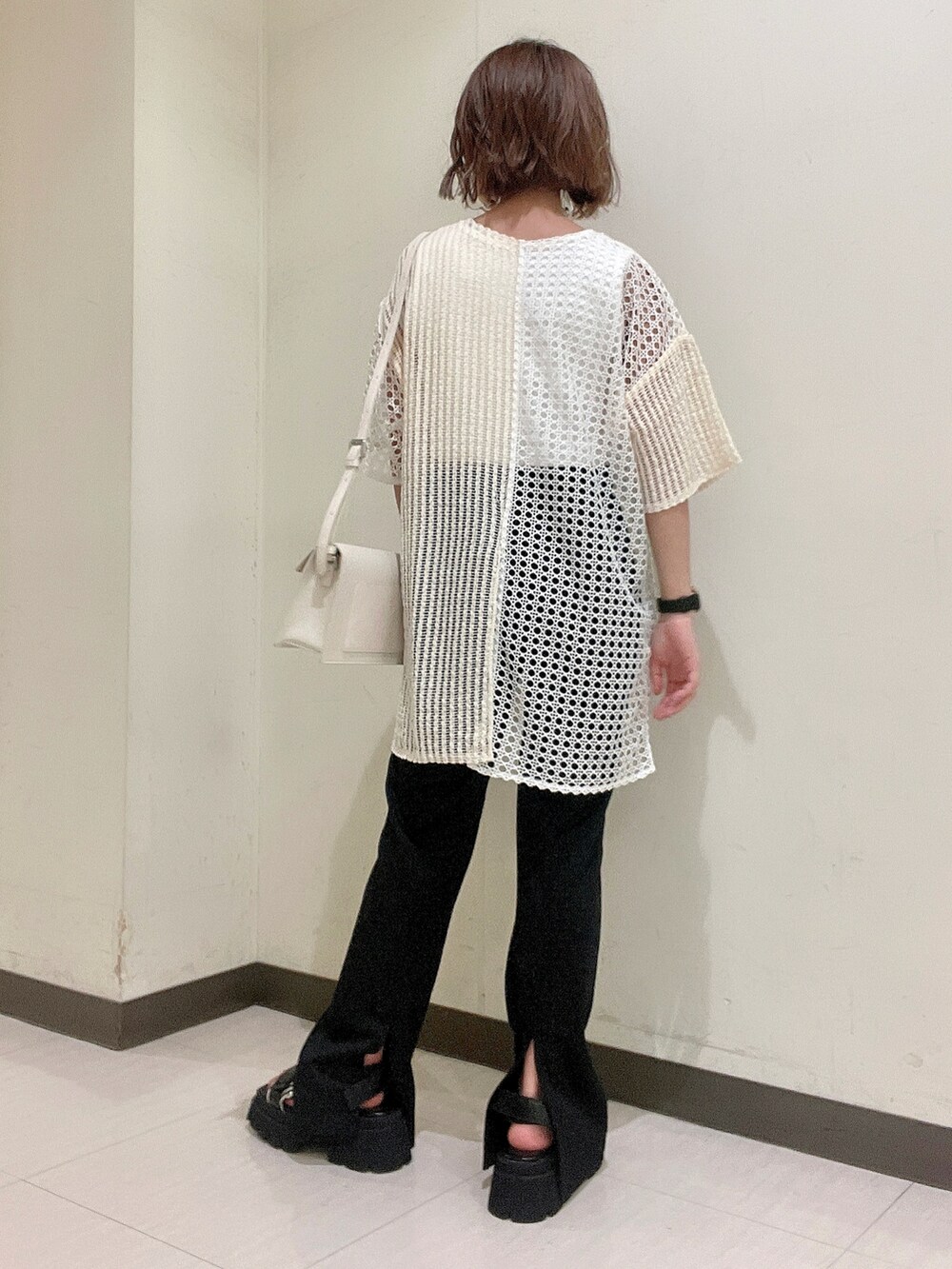 ホワイト系のショルダーバッグ、ホワイト系のTシャツ/カットソー、ホワイト系のタンクトップを着用したレディースの夏コーディネートの2枚目の写真