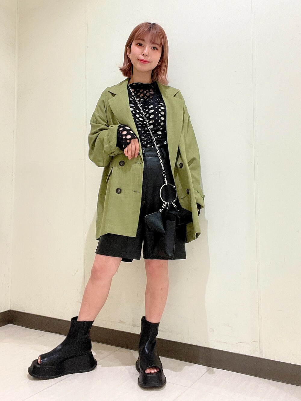 ブラック系のTシャツ/カットソー、グリーン系のテーラードジャケット、ブラック系のその他パンツを着用したレディースの春コーディネートの4枚目の写真