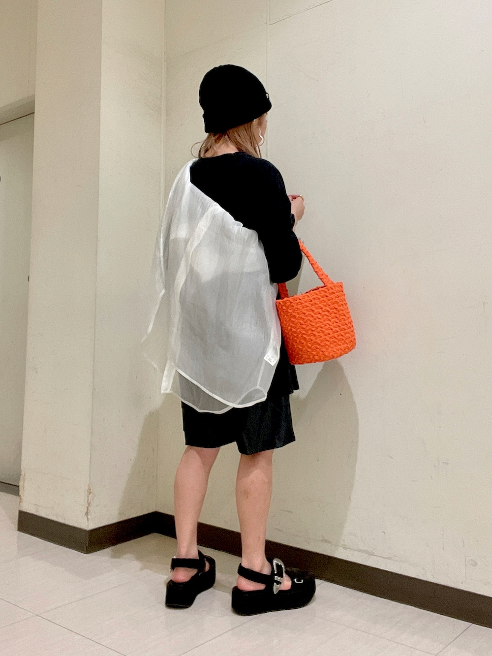 ブラック系のその他パンツ、オレンジ系のハンドバッグ、ブラック系のサンダルを着用したレディースの夏コーディネートの4枚目の写真