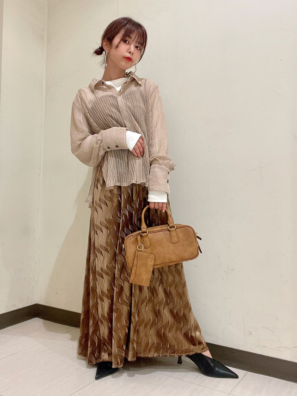 ブラウン系のボストンバッグ、ベージュ系のシャツ/ブラウス、イエロー系のワンピースを着用したレディースの秋コーディネートの2枚目の写真