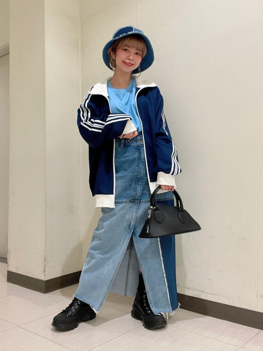 ブルー系のTシャツ/カットソー、ブルー系のジャージ、ブラック系のボストンバッグを着用したレディースの冬コーディネートの3枚目の写真