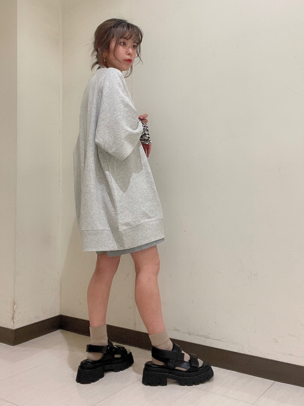 グレー系のTシャツ/カットソー、グレー系のTシャツ/カットソー、シルバー系のハンドバッグを着用したレディースの春コーディネートの3枚目の写真