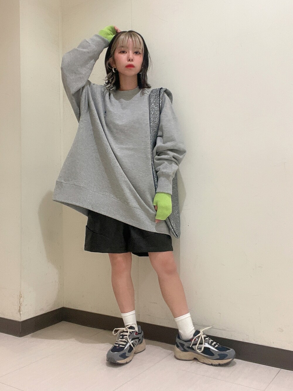 グレー系のスウェット、シルバー系のトートバッグ、ブラック系のその他パンツを着用したレディースの秋コーディネートの3枚目の写真