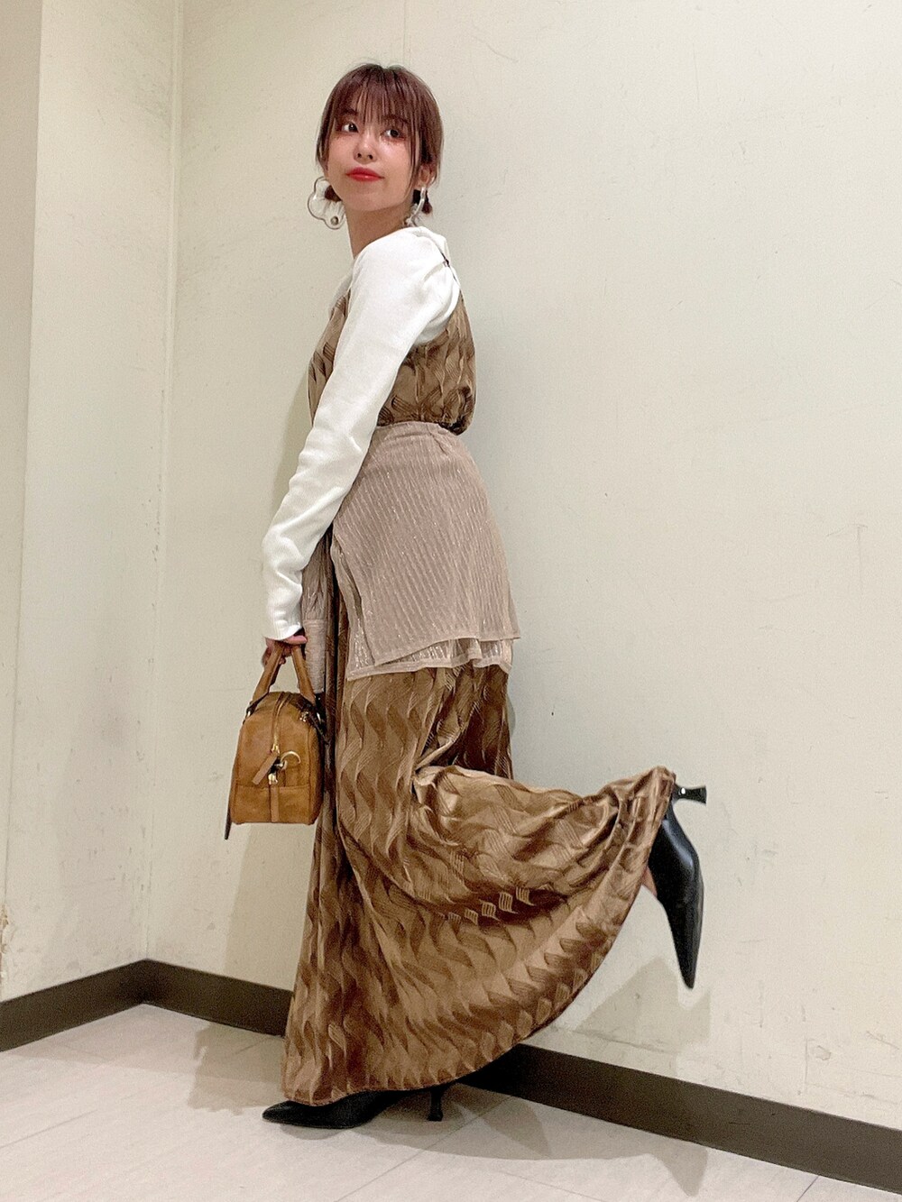 ブラウン系のボストンバッグ、ベージュ系のシャツ/ブラウス、イエロー系のワンピースを着用したレディースの秋コーディネートの5枚目の写真