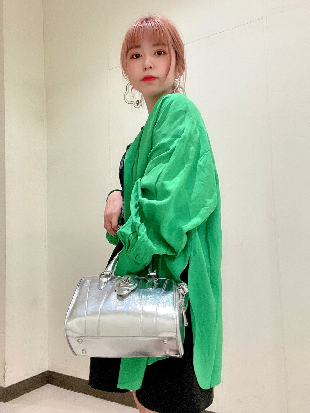 ブラック系のTシャツ/カットソー、シルバー系のショルダーバッグ、ブラック系のシャツ/ブラウスを着用したレディースの春コーディネートの5枚目の写真