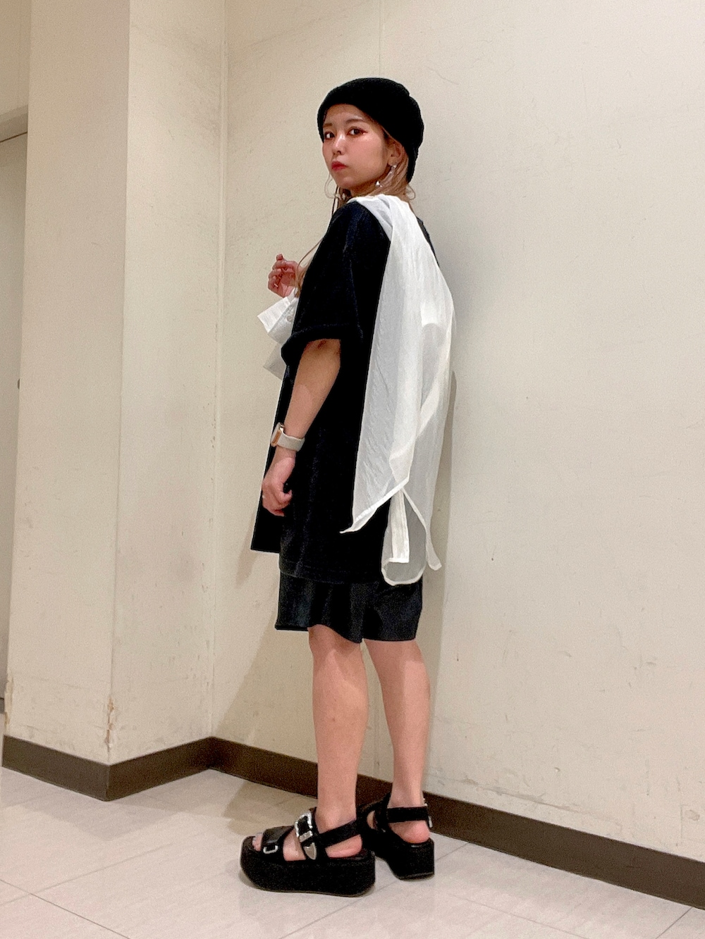 ブラック系のその他パンツ、オレンジ系のハンドバッグ、ブラック系のサンダルを着用したレディースの夏コーディネートの3枚目の写真