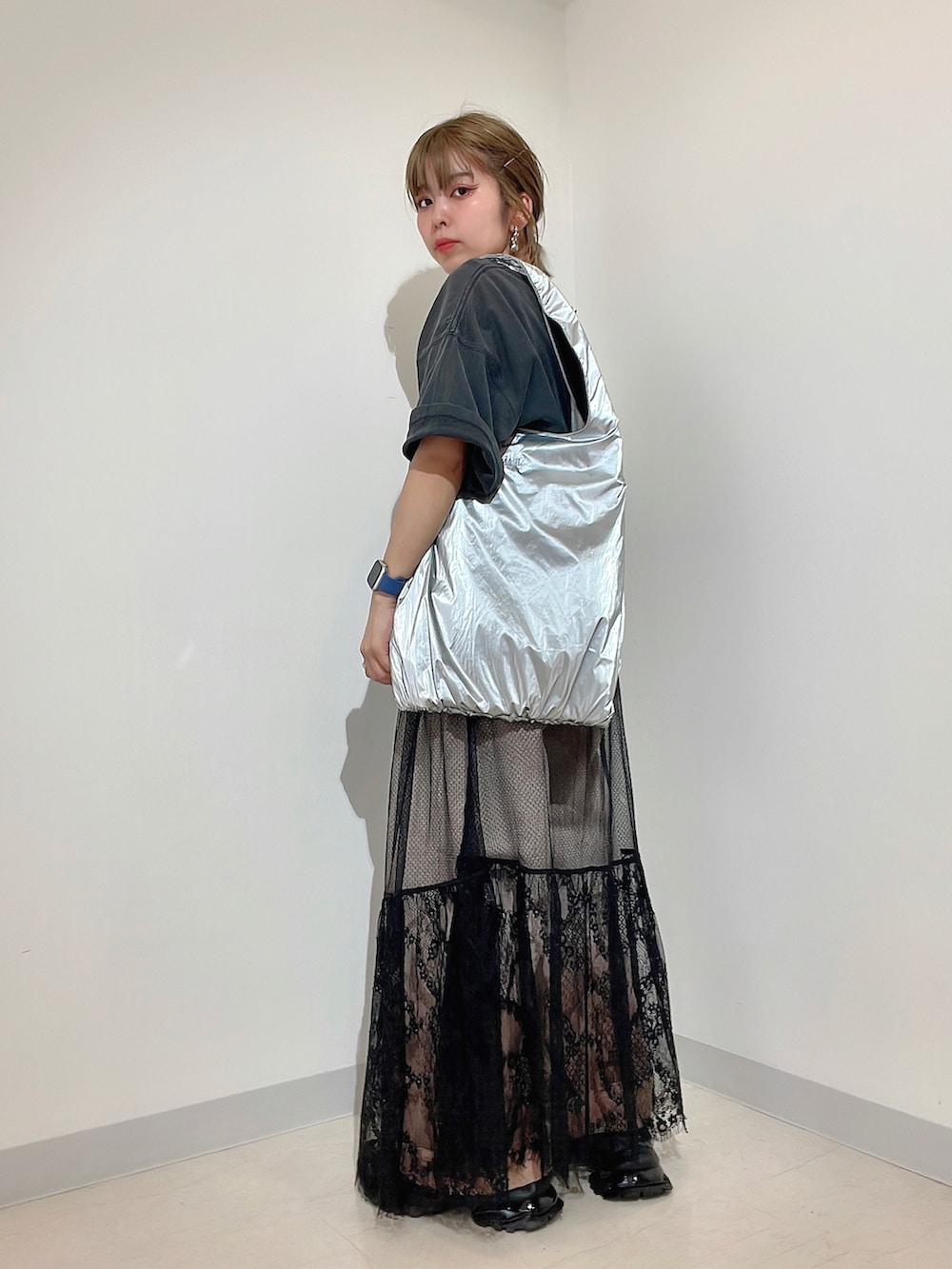 グレー系のTシャツ/カットソー、ブラック系のTシャツ/カットソー、ブラック系のスカートを着用したレディースの春コーディネートの4枚目の写真