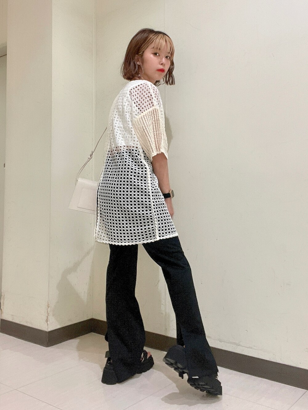 ホワイト系のショルダーバッグ、ホワイト系のTシャツ/カットソー、ホワイト系のタンクトップを着用したレディースの夏コーディネートの3枚目の写真