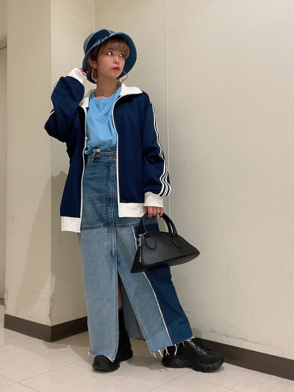 ブルー系のTシャツ/カットソー、ブルー系のジャージ、ブラック系のボストンバッグを着用したレディースの冬コーディネートの2枚目の写真