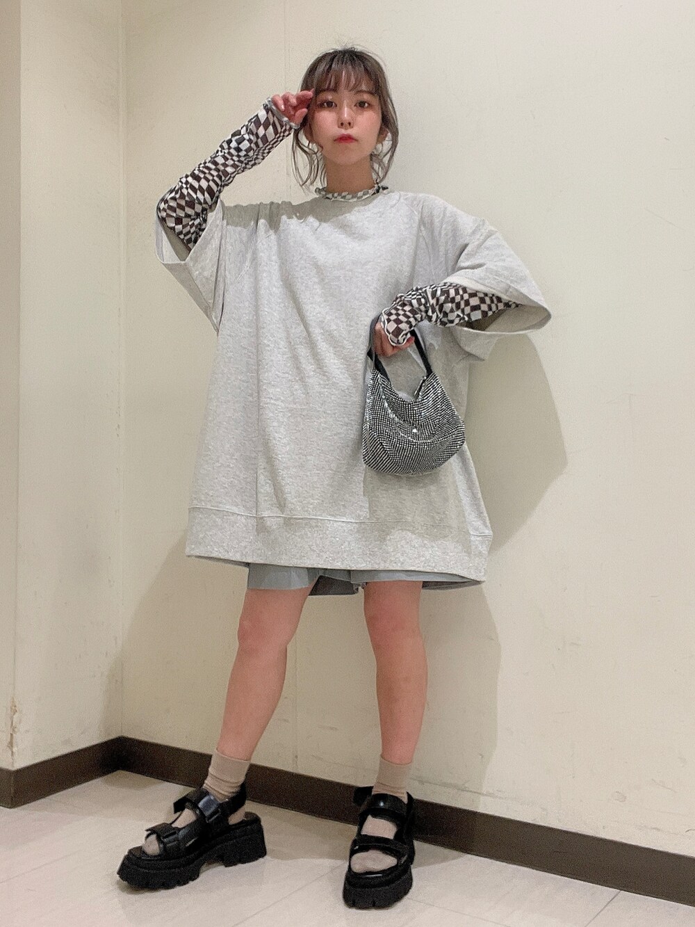 グレー系のTシャツ/カットソー、グレー系のTシャツ/カットソー、シルバー系のハンドバッグを着用したレディースの春コーディネートの4枚目の写真