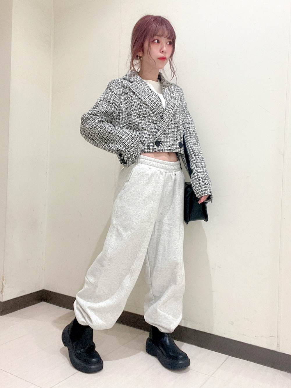 ブラック系のテーラードジャケット、ホワイト系のTシャツ/カットソー、グレー系のスウェットパンツを着用したレディースの春コーディネートの3枚目の写真