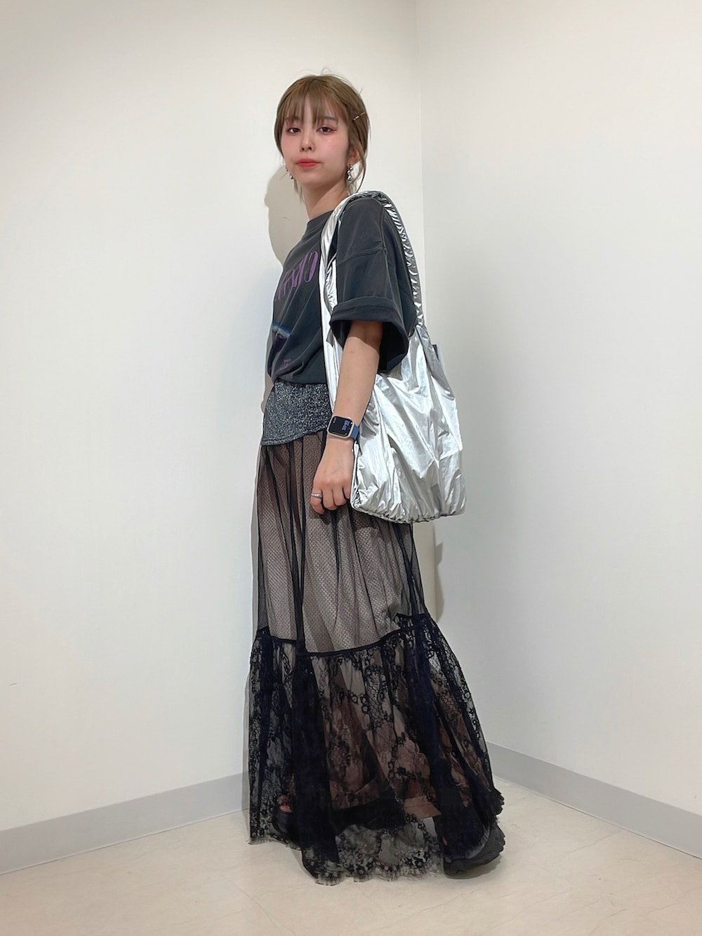 グレー系のTシャツ/カットソー、ブラック系のTシャツ/カットソー、ブラック系のスカートを着用したレディースの春コーディネートの5枚目の写真