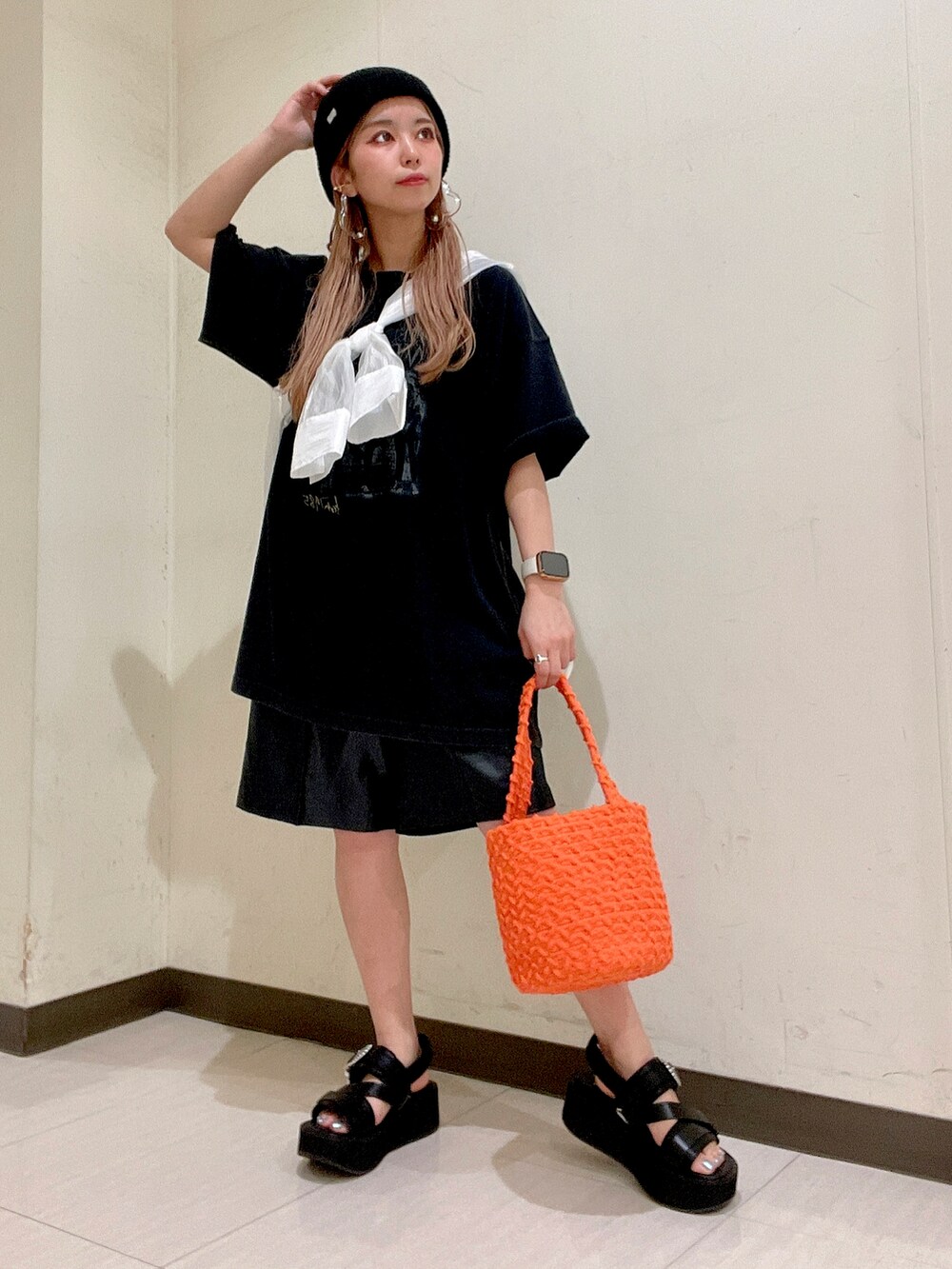 ブラック系のその他パンツ、オレンジ系のハンドバッグ、ブラック系のサンダルを着用したレディースの夏コーディネートの2枚目の写真