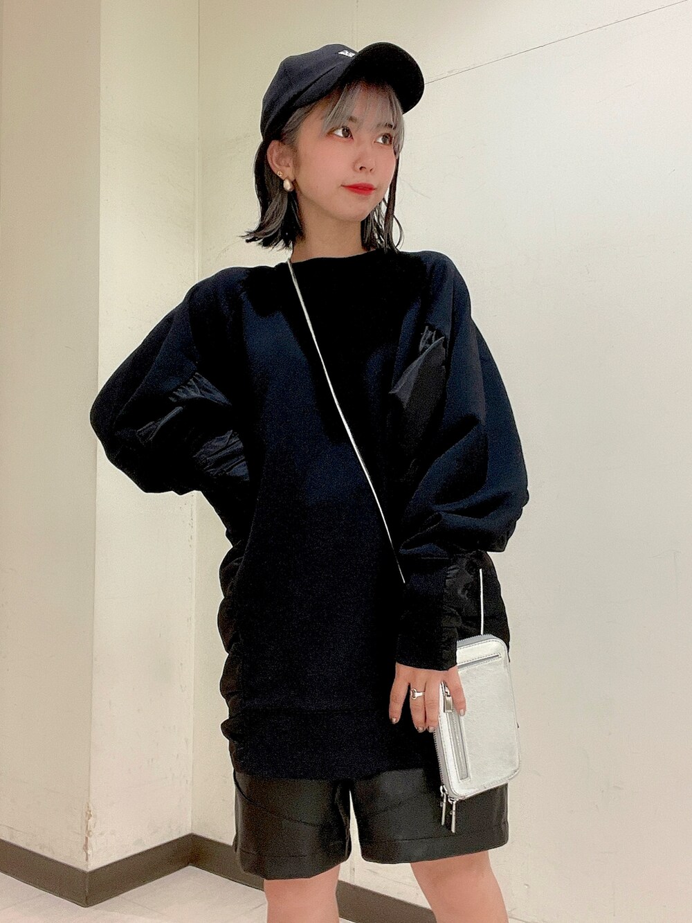 ブラック系のスウェット、シルバー系のショルダーバッグ、ブラック系のその他パンツを着用したレディースの夏コーディネートの5枚目の写真