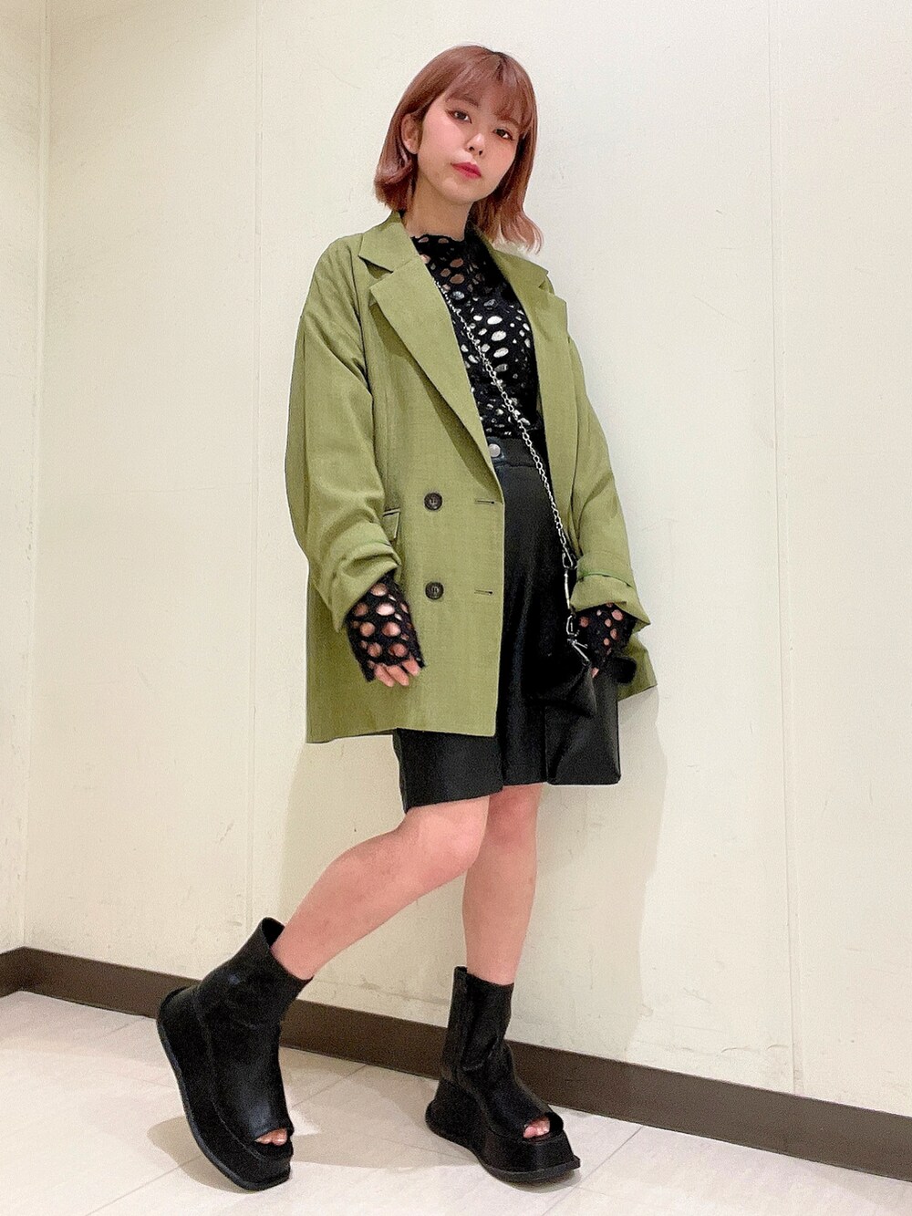 ブラック系のTシャツ/カットソー、グリーン系のテーラードジャケット、ブラック系のその他パンツを着用したレディースの春コーディネートの2枚目の写真