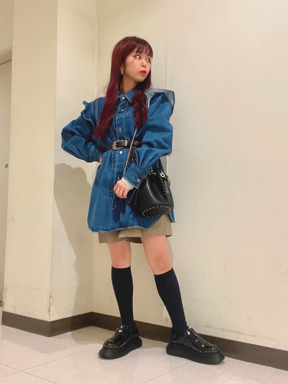 ブラック系のショルダーバッグ、グリーン系のその他パンツ、ブルー系のシャツ/ブラウスを着用したレディースの冬コーディネートの4枚目の写真