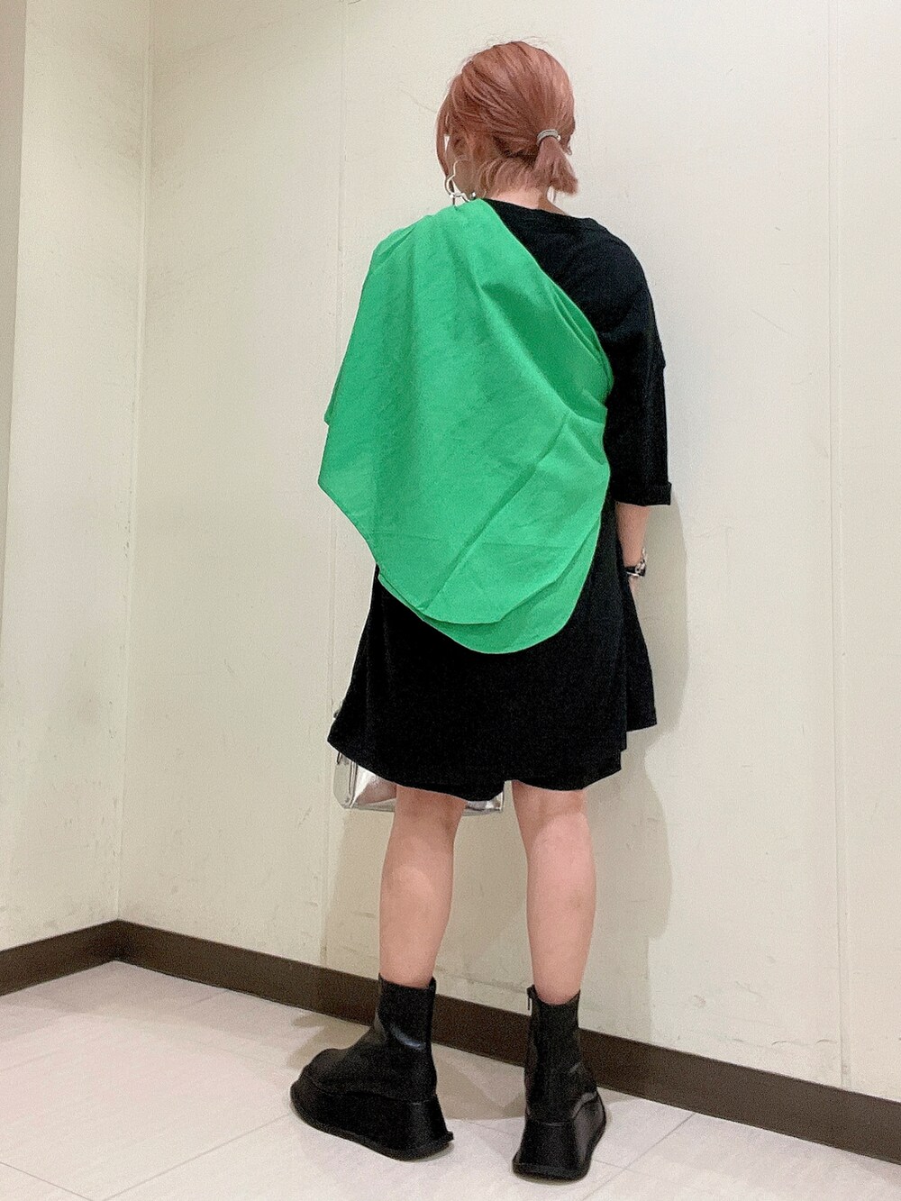 ブラック系のTシャツ/カットソー、シルバー系のショルダーバッグ、ブラック系のシャツ/ブラウスを着用したレディースの春コーディネートの4枚目の写真