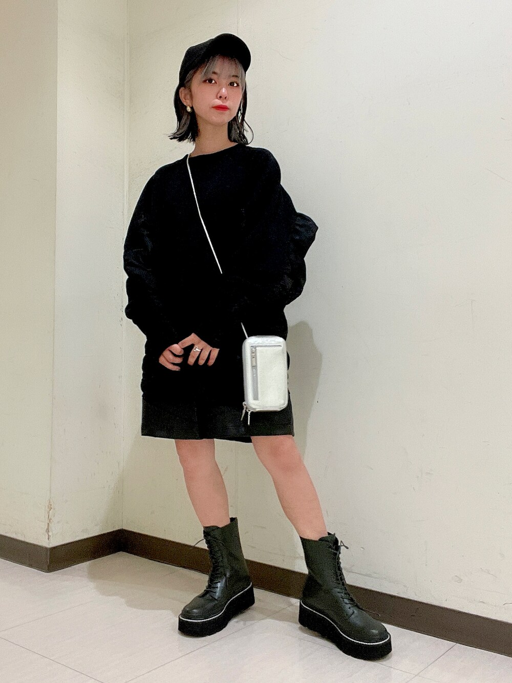 ブラック系のスウェット、シルバー系のショルダーバッグ、ブラック系のその他パンツを着用したレディースの夏コーディネートの3枚目の写真