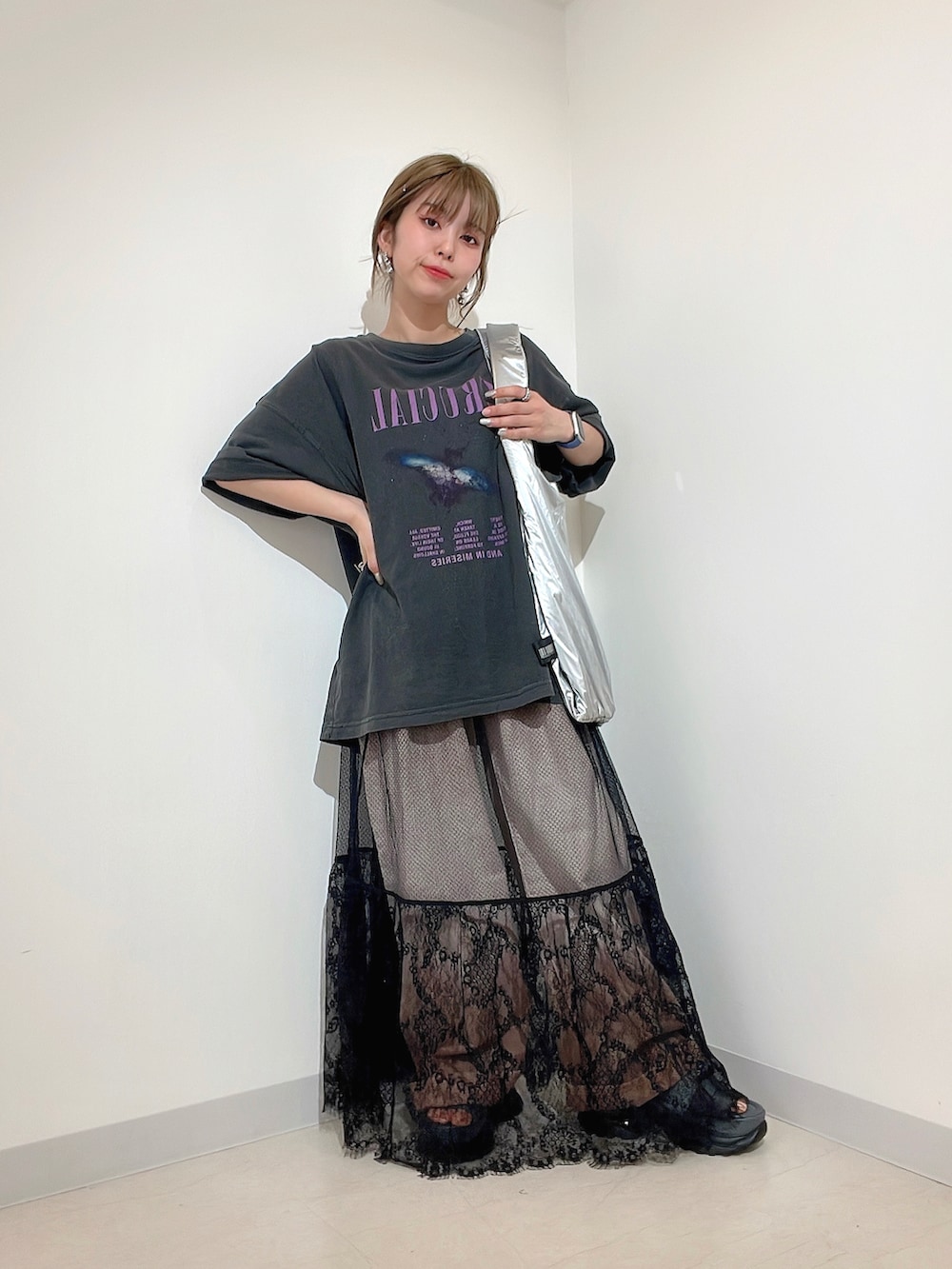 グレー系のTシャツ/カットソー、ブラック系のTシャツ/カットソー、ブラック系のスカートを着用したレディースの春コーディネートの2枚目の写真