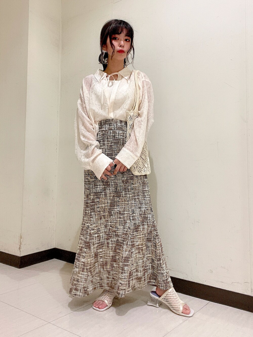 ベージュ系のシャツ/ブラウス、ホワイト系のキャミソール、ホワイト系のトートバッグを着用したレディースの春コーディネートの3枚目の写真