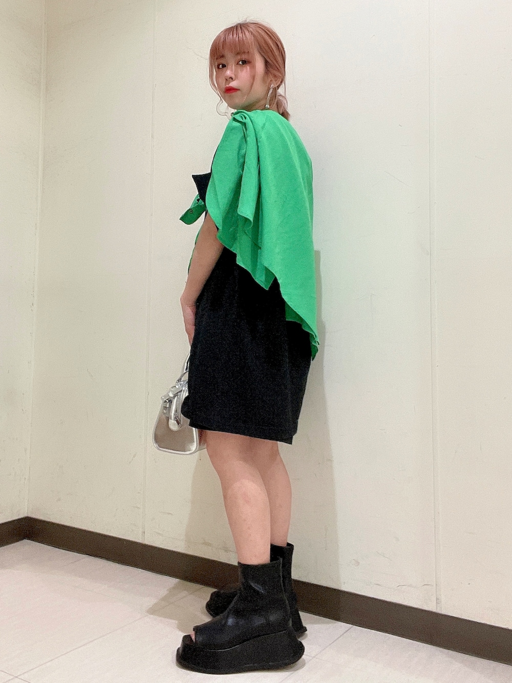 ブラック系のTシャツ/カットソー、シルバー系のショルダーバッグ、ブラック系のシャツ/ブラウスを着用したレディースの春コーディネートの2枚目の写真