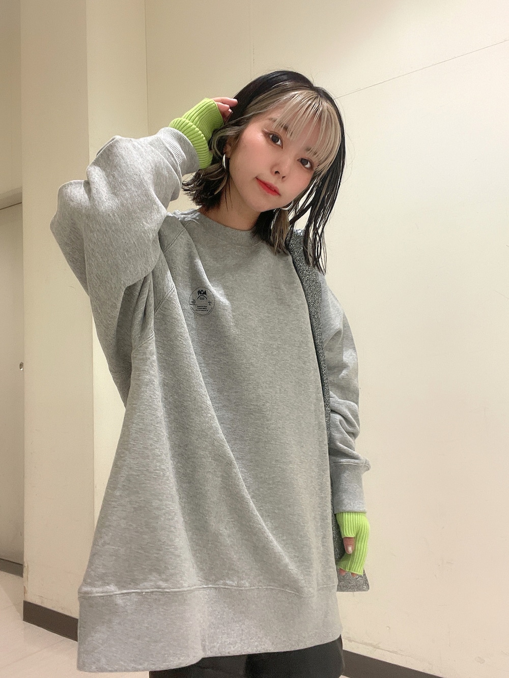 グレー系のスウェット、シルバー系のトートバッグ、ブラック系のその他パンツを着用したレディースの秋コーディネートの4枚目の写真