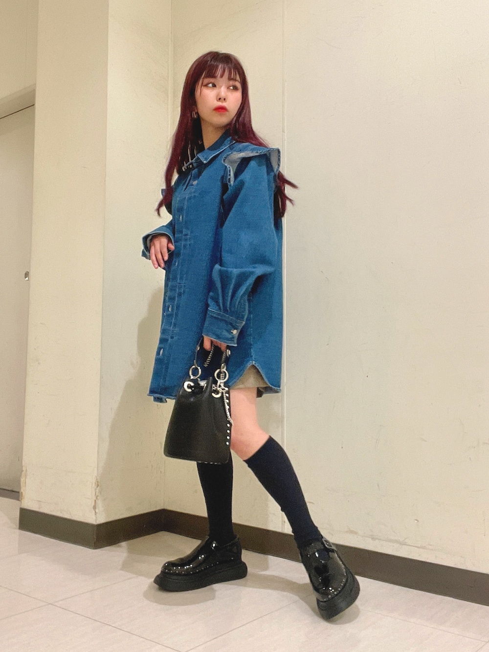 ブラック系のショルダーバッグ、グリーン系のその他パンツ、ブルー系のシャツ/ブラウスを着用したレディースの冬コーディネートの2枚目の写真