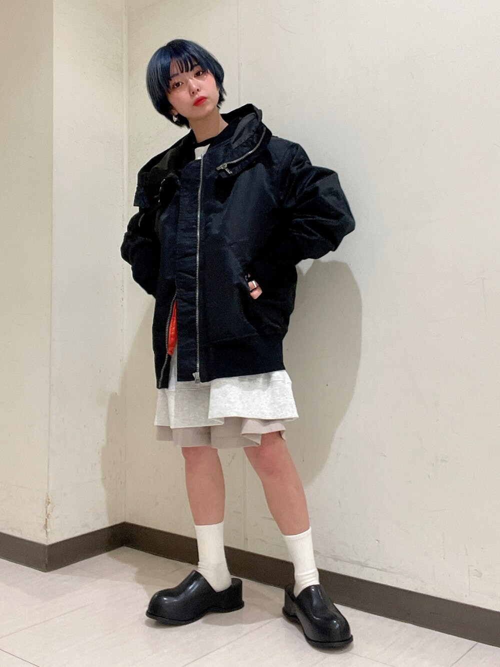 ブラック系のMA-1、ブラック系のサンダル、ホワイト系のスウェットを着用したレディースの冬コーディネートの4枚目の写真