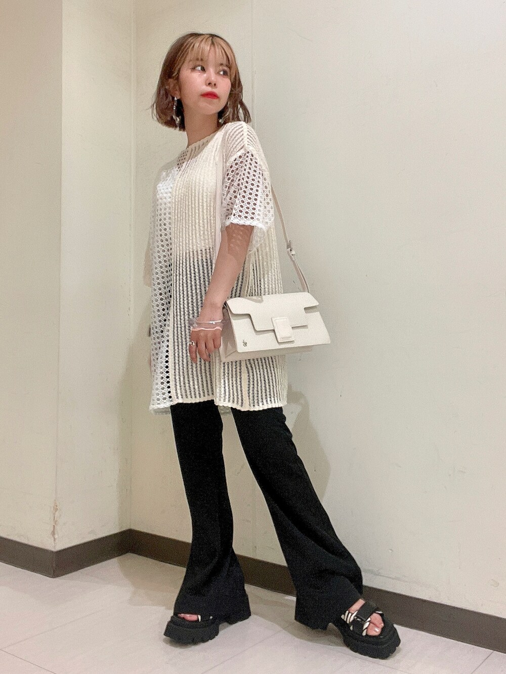 ホワイト系のショルダーバッグ、ホワイト系のTシャツ/カットソー、ホワイト系のタンクトップを着用したレディースの夏コーディネートの4枚目の写真