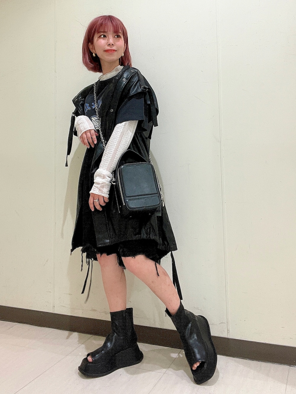 ブラック系のその他アウター、ブラック系のデニムパンツ、ブラック系のスリッポンを着用したレディースの春コーディネートの2枚目の写真