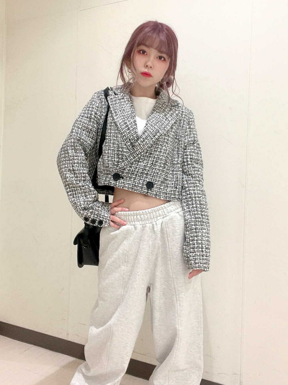 ブラック系のテーラードジャケット、ホワイト系のTシャツ/カットソー、グレー系のスウェットパンツを着用したレディースの春コーディネートの5枚目の写真