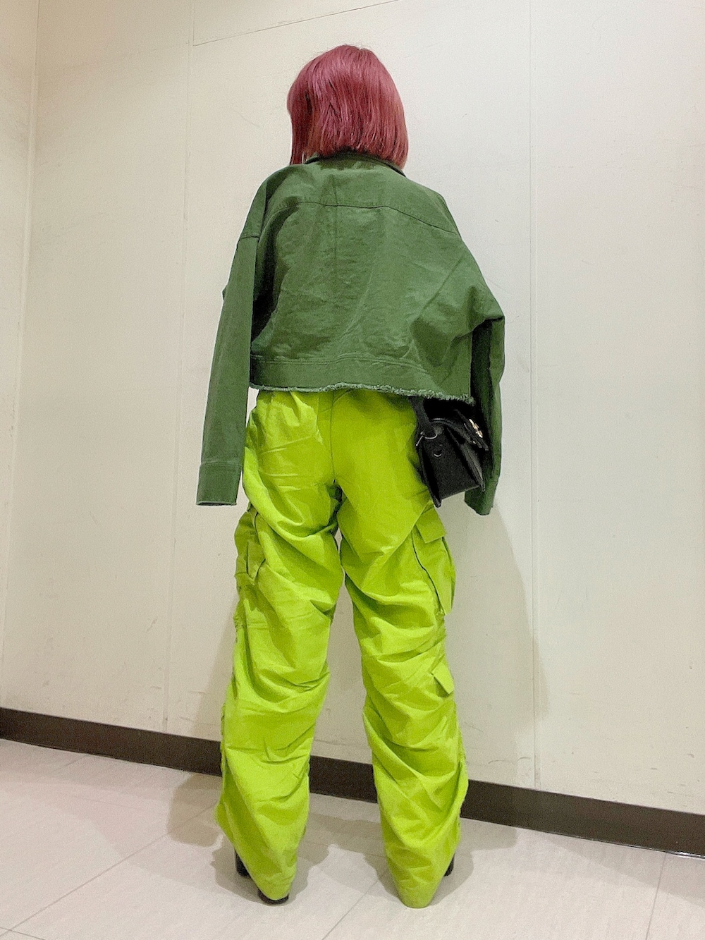 グリーン系のTシャツ/カットソー、グリーン系のその他アウター、ブラック系のその他パンツを着用したレディースの春コーディネートの3枚目の写真