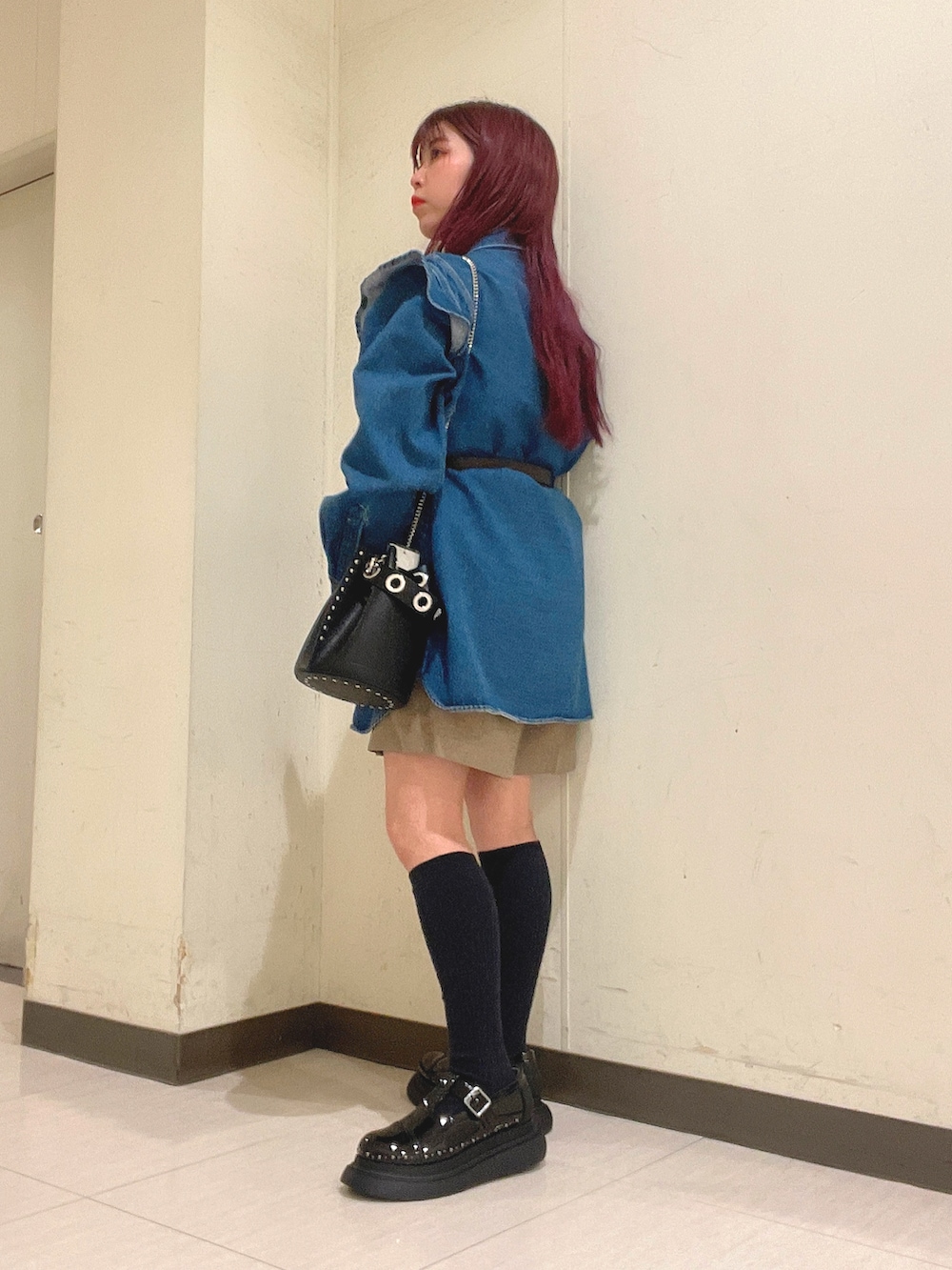 ブラック系のショルダーバッグ、グリーン系のその他パンツ、ブルー系のシャツ/ブラウスを着用したレディースの冬コーディネートの3枚目の写真