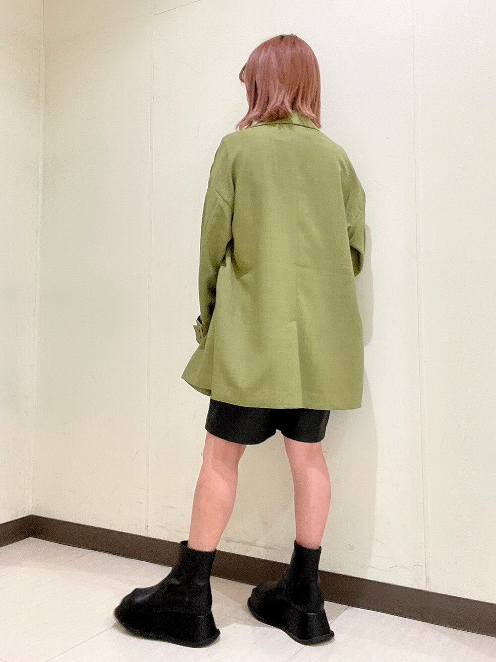 ブラック系のTシャツ/カットソー、グリーン系のテーラードジャケット、ブラック系のその他パンツを着用したレディースの春コーディネートの3枚目の写真