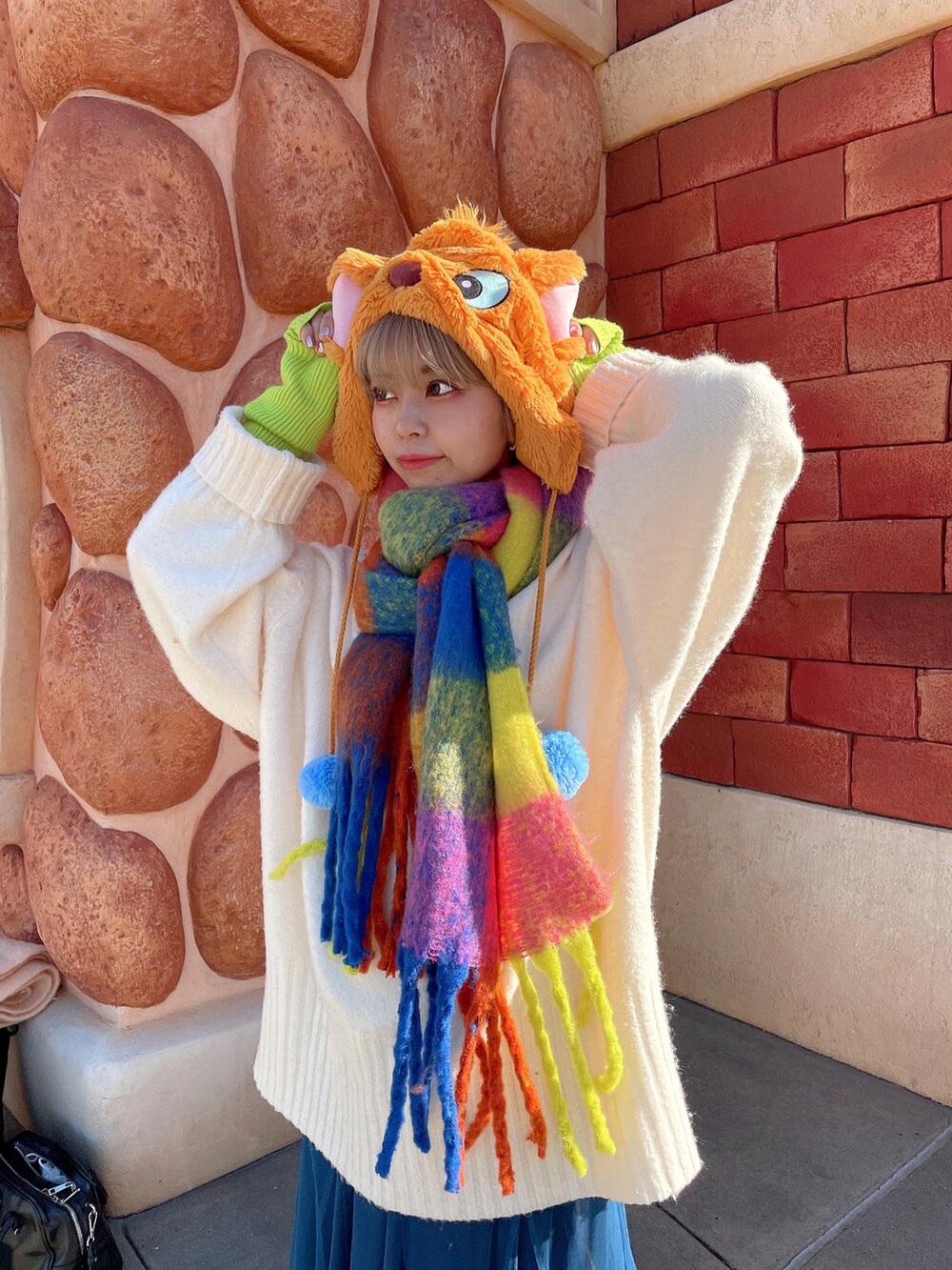 ホワイト系のニット/セーター、ブラック系のスカート、ブラック系のパンプスを着用したレディースの冬コーディネートの5枚目の写真