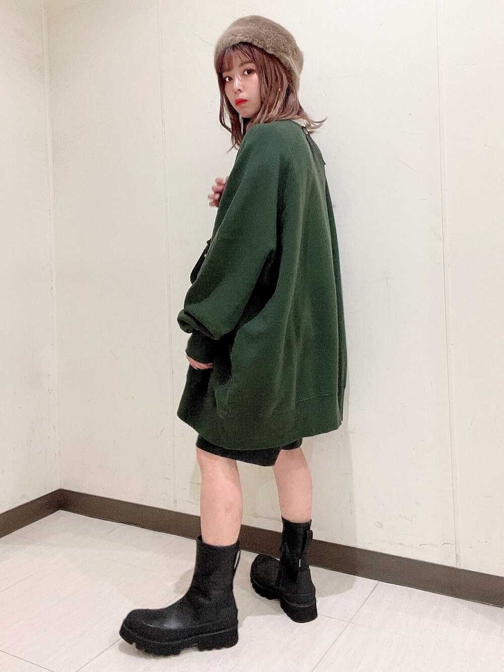 グリーン系のスウェット、ホワイト系のTシャツ/カットソー、ブラック系のショルダーバッグを着用したレディースの秋コーディネートの4枚目の写真