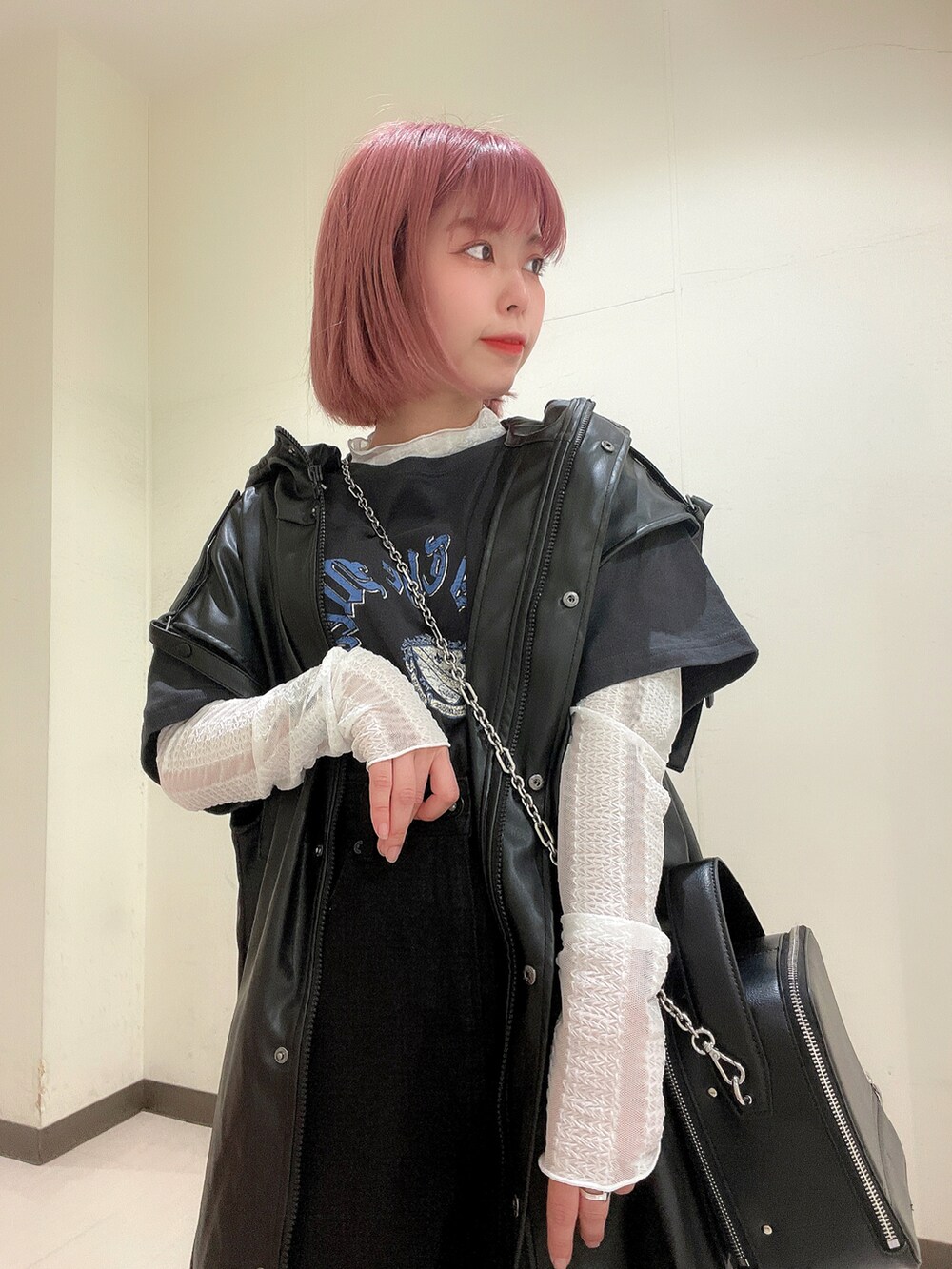 ブラック系のその他アウター、ブラック系のデニムパンツ、ブラック系のスリッポンを着用したレディースの春コーディネートの4枚目の写真