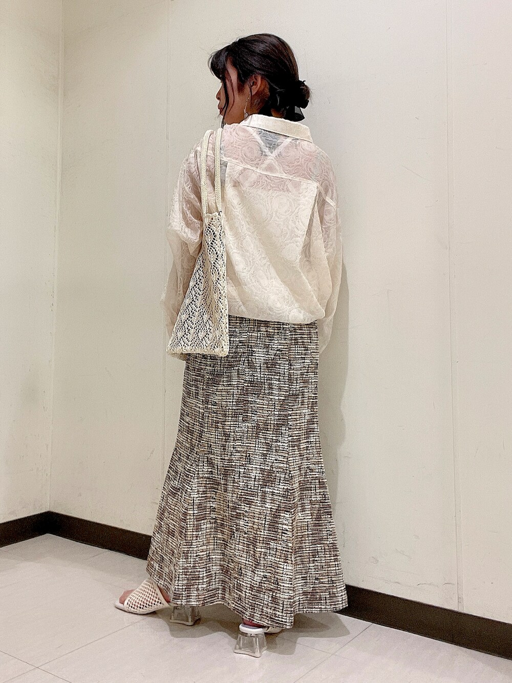 ベージュ系のシャツ/ブラウス、ホワイト系のキャミソール、ホワイト系のトートバッグを着用したレディースの春コーディネートの2枚目の写真