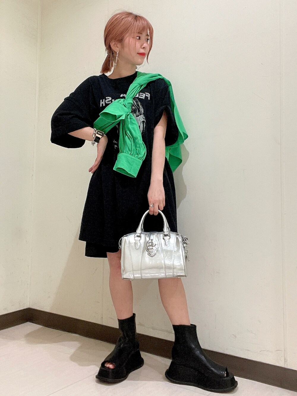 ブラック系のTシャツ/カットソー、シルバー系のショルダーバッグ、ブラック系のシャツ/ブラウスを着用したレディースの春コーディネートの3枚目の写真