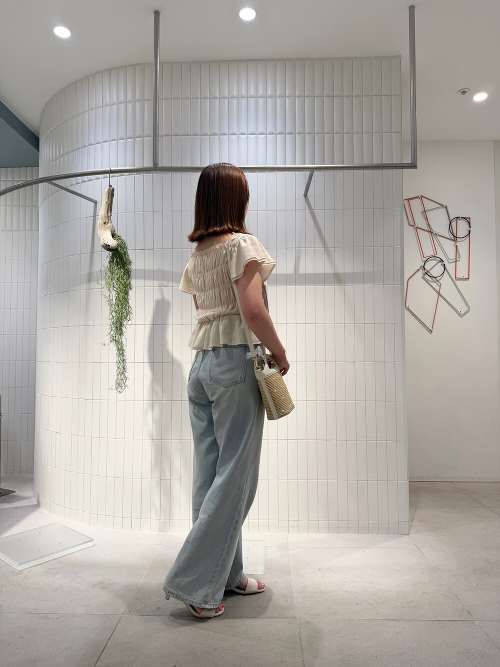 ホワイト系のシャツ/ブラウス、ブルー系のデニムパンツ、ホワイト系のサンダルを着用したレディースの夏コーディネートの5枚目の写真