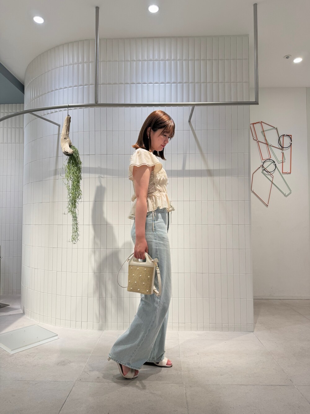 ホワイト系のシャツ/ブラウス、ブルー系のデニムパンツ、ホワイト系のサンダルを着用したレディースの夏コーディネートの4枚目の写真