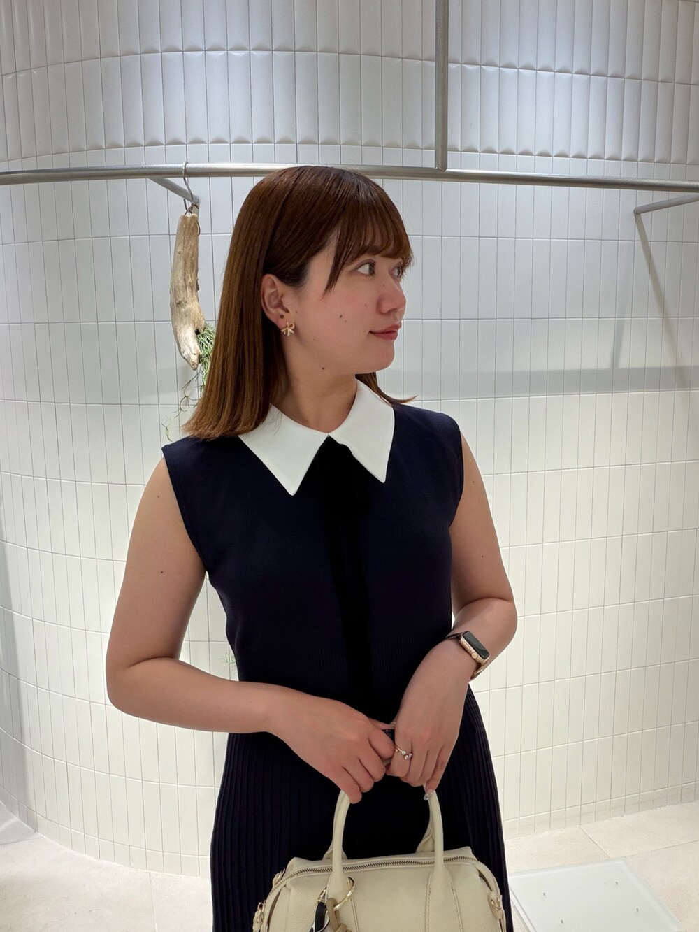 ブルー系のワンピース、ホワイト系のサンダル、ホワイト系のショルダーバッグを着用したレディースの夏コーディネートの4枚目の写真