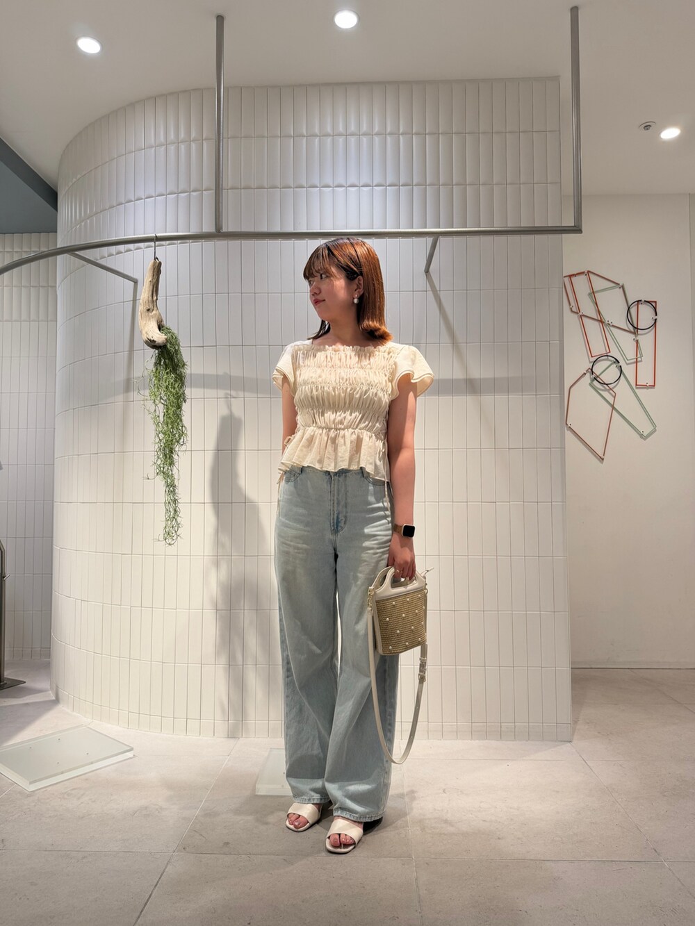 ホワイト系のシャツ/ブラウス、ブルー系のデニムパンツ、ホワイト系のサンダルを着用したレディースの夏コーディネートの2枚目の写真