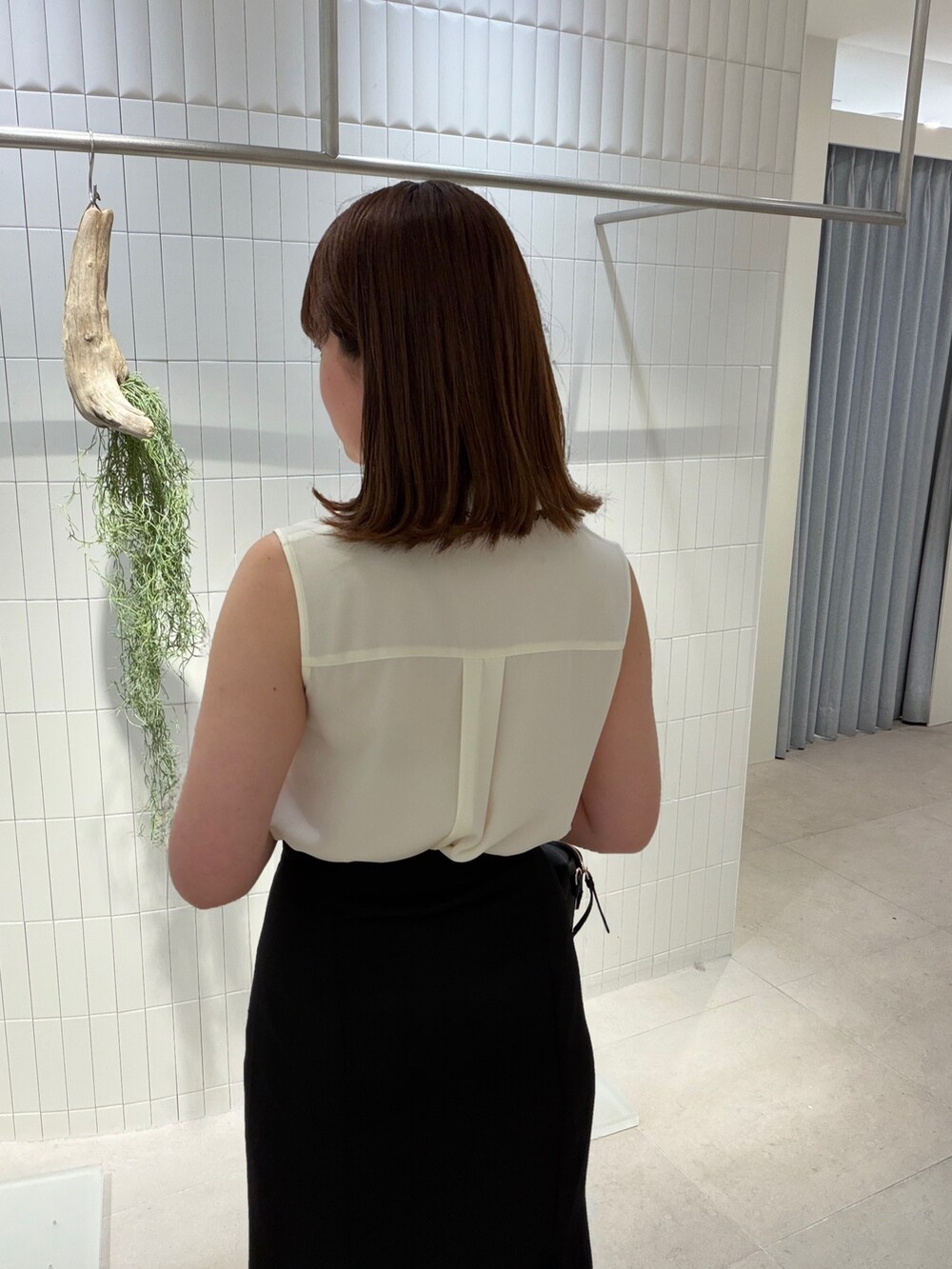 ホワイト系のシャツ/ブラウス、ブラック系のスカートを着用したレディースの夏コーディネートの4枚目の写真