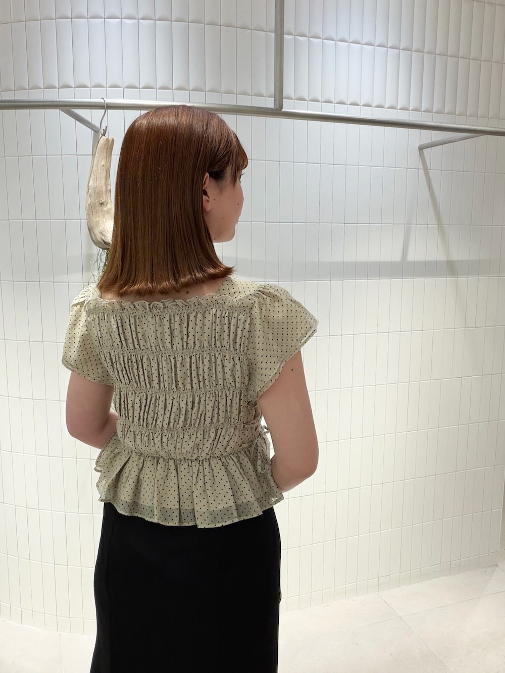 ブラック系のスカート、ベージュ系のシャツ/ブラウス、ブラウン系のボストンバッグを着用したレディースの夏コーディネートの4枚目の写真