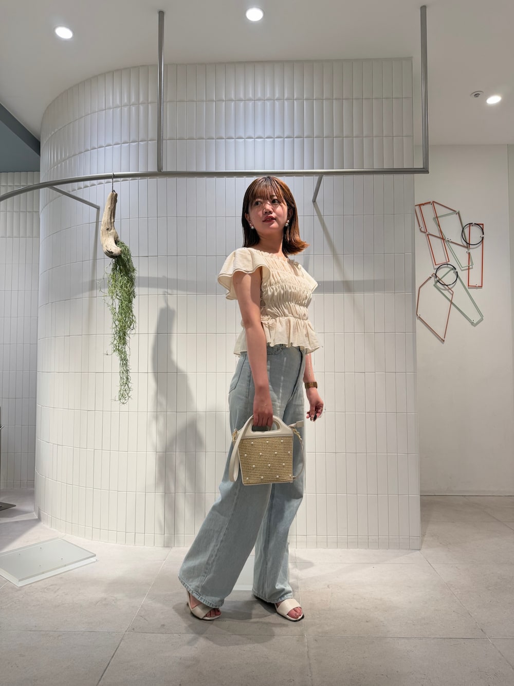 ホワイト系のシャツ/ブラウス、ブルー系のデニムパンツ、ホワイト系のサンダルを着用したレディースの夏コーディネートの3枚目の写真