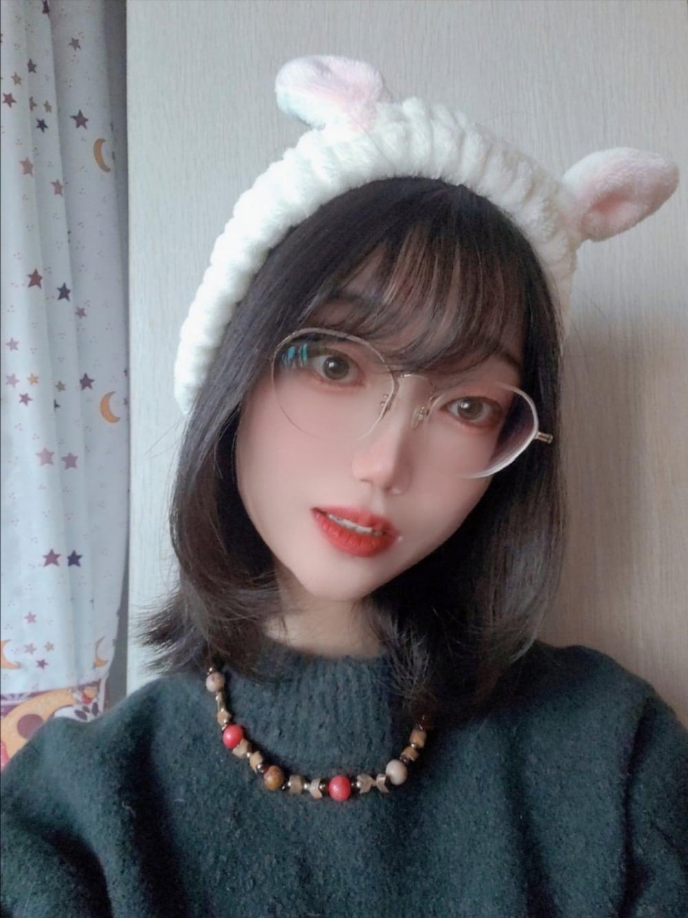 グリーン系のニット/セーター、ホワイト系のヘアバンド、シルバー系のメガネを着用したレディースの冬コーディネートの4枚目の写真