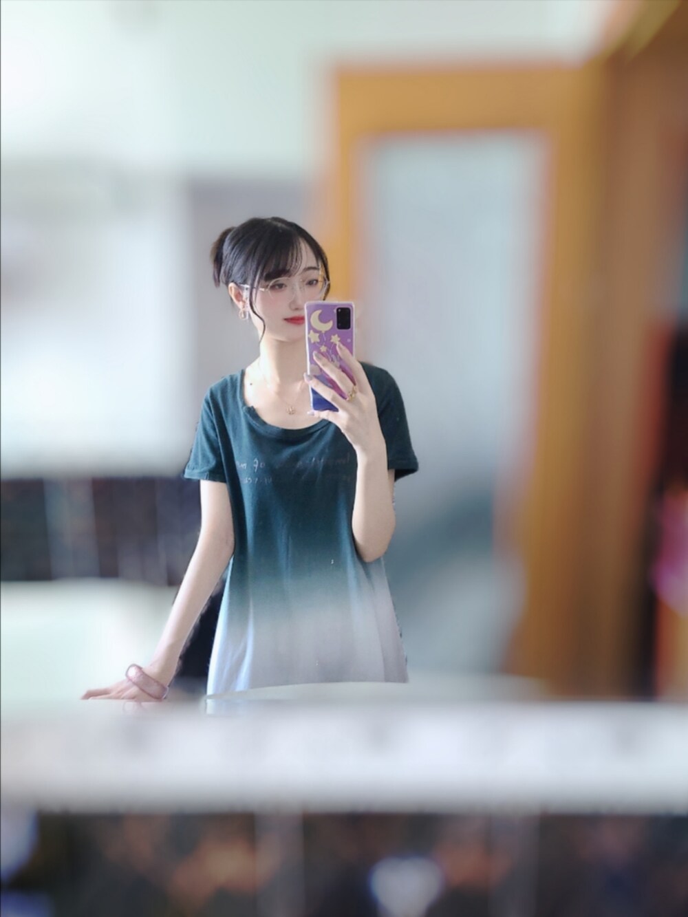 グリーン系のTシャツ/カットソー、ゴールド系のネックレス、パープル系のチャームを着用したレディースの夏コーディネートの5枚目の写真