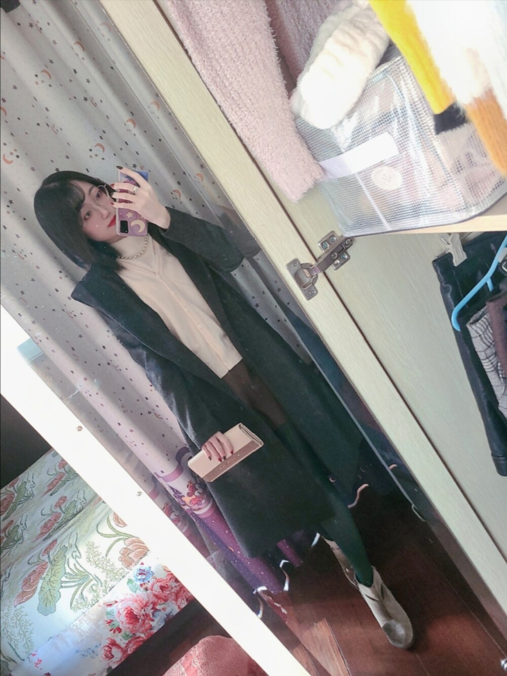 グレー系のモッズコート、ブラウン系のカーゴパンツ、ブラック系のブーティを着用したレディースの秋コーディネートの4枚目の写真