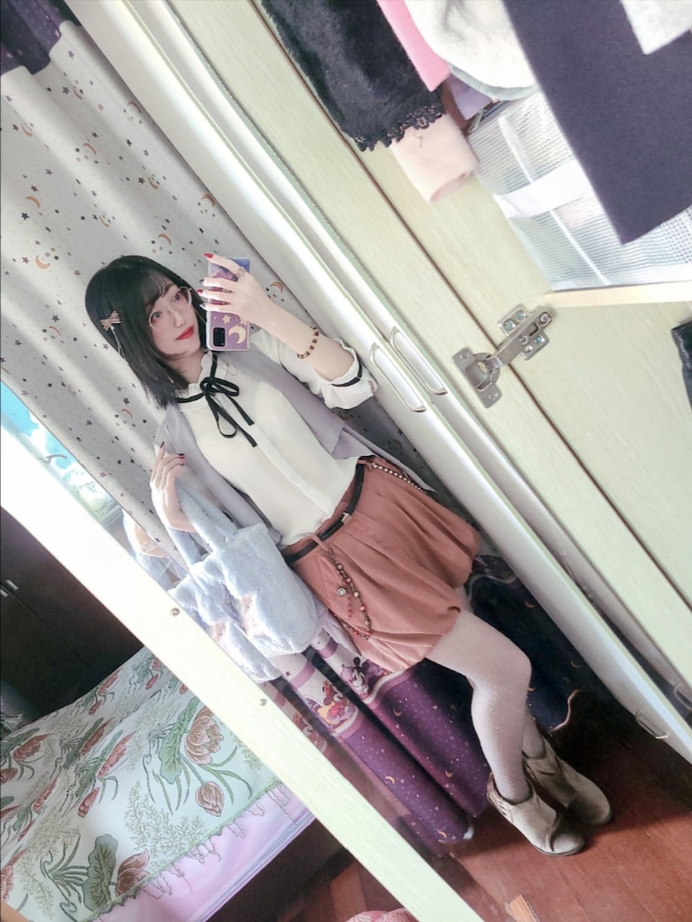 ホワイト系のシャツ/ブラウス、ブラック系のブーティ、ブラウン系のカーゴパンツを着用したレディースの秋コーディネートの3枚目の写真